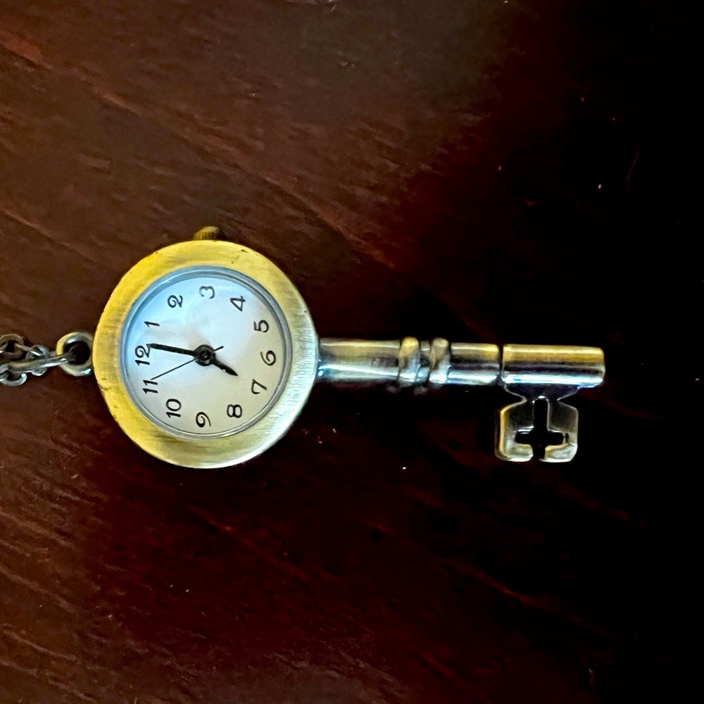 Claire’s Long Necklace with Key-Shapes Clock